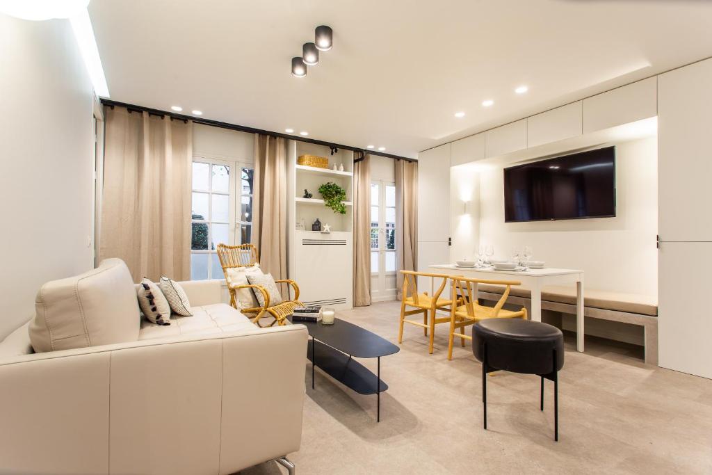 Dreamyflat - Ste Croix في باريس: غرفة معيشة مع أريكة بيضاء وطاولة