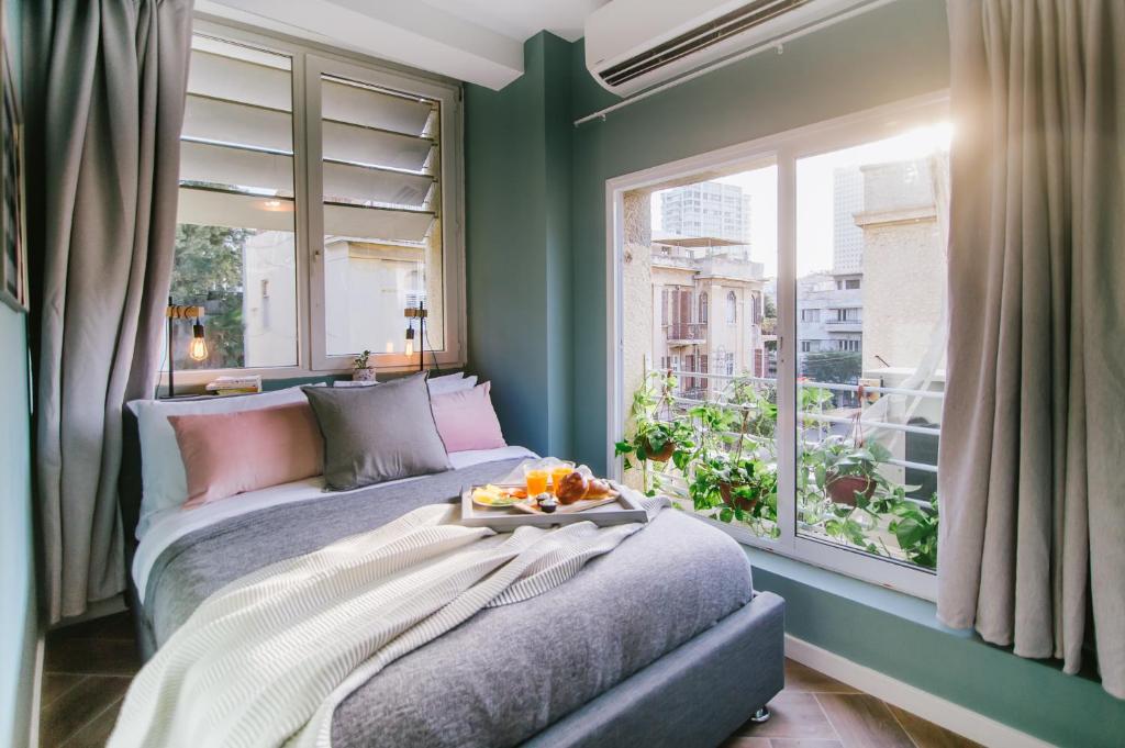מיטה או מיטות בחדר ב-מונוכרום רוטשילד - מלון חכם מבית לוגאין תל אביב	