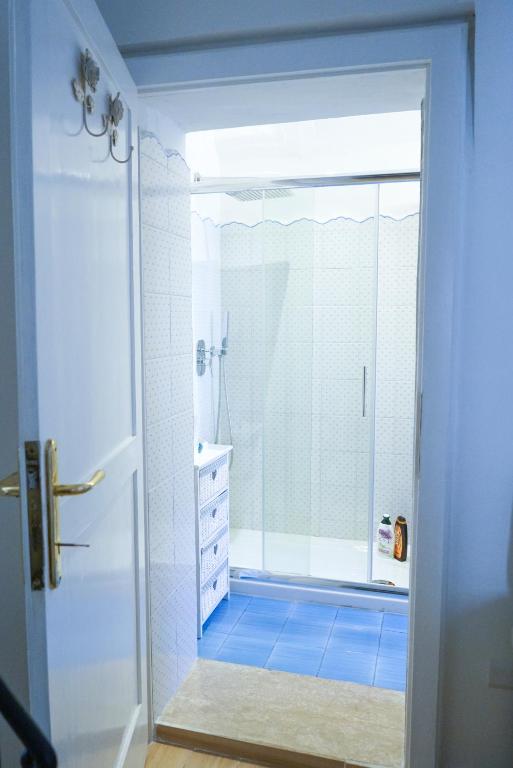 a bathroom with a shower with a glass door at Casa Cardi in Sperlonga