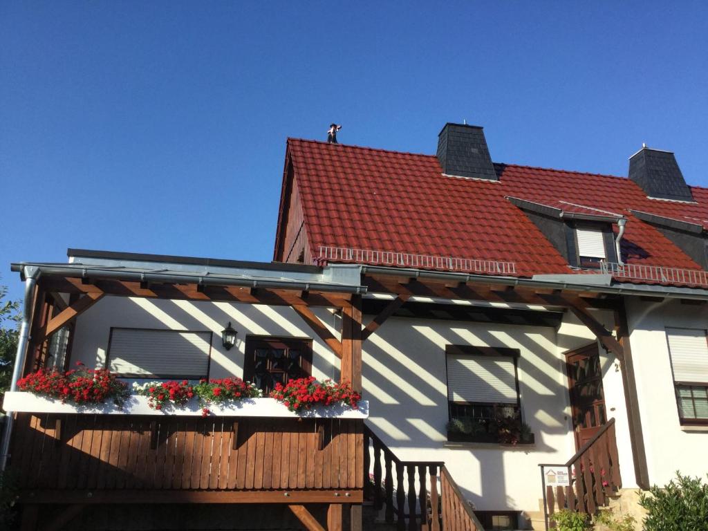 uma grande casa branca com um telhado vermelho em Ferienwohnung Am Park Weimar em Veimar