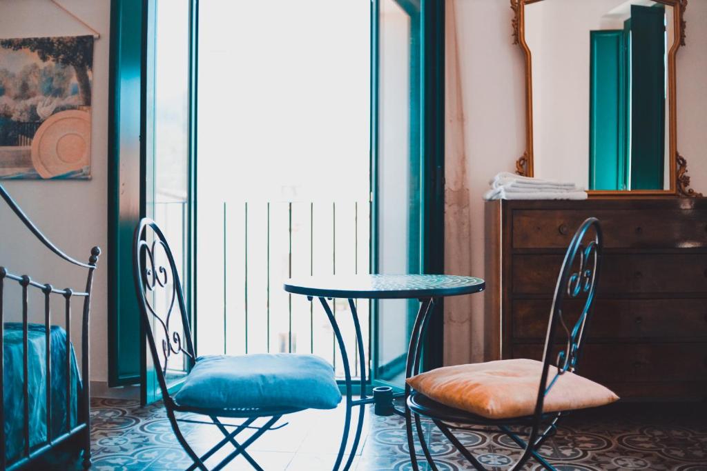a table and two chairs in a room with a table at Casa Cardi in Sperlonga