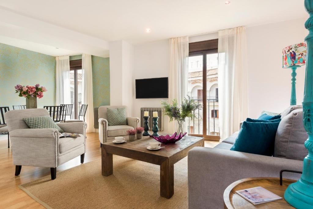 A television and/or entertainment centre at Genteel Home Cabildo