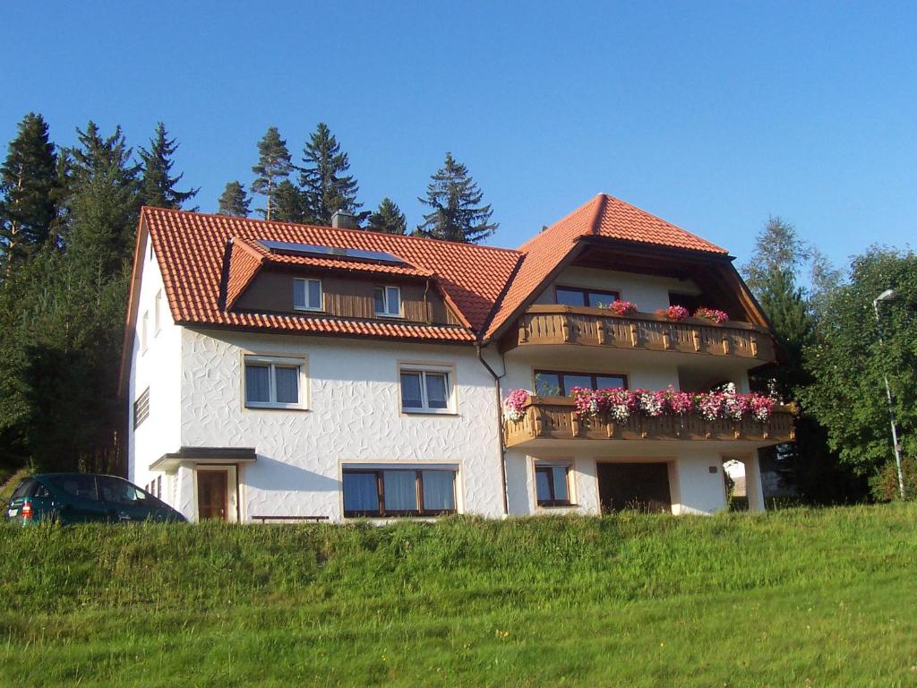 ein Haus mit einem Balkon mit Blumen darauf in der Unterkunft Haus Marianne Schmelzle in Freudenstadt