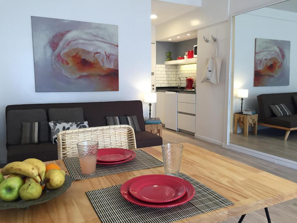 un soggiorno con tavolo e piatti di cibo sopra di Moderno apartamento en excelente ubicación a Buenos Aires
