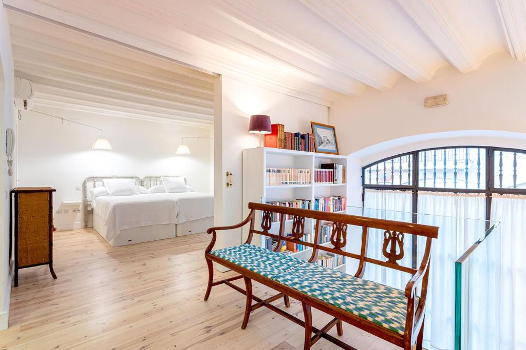 A bed or beds in a room at Genteel Home Cabildo
