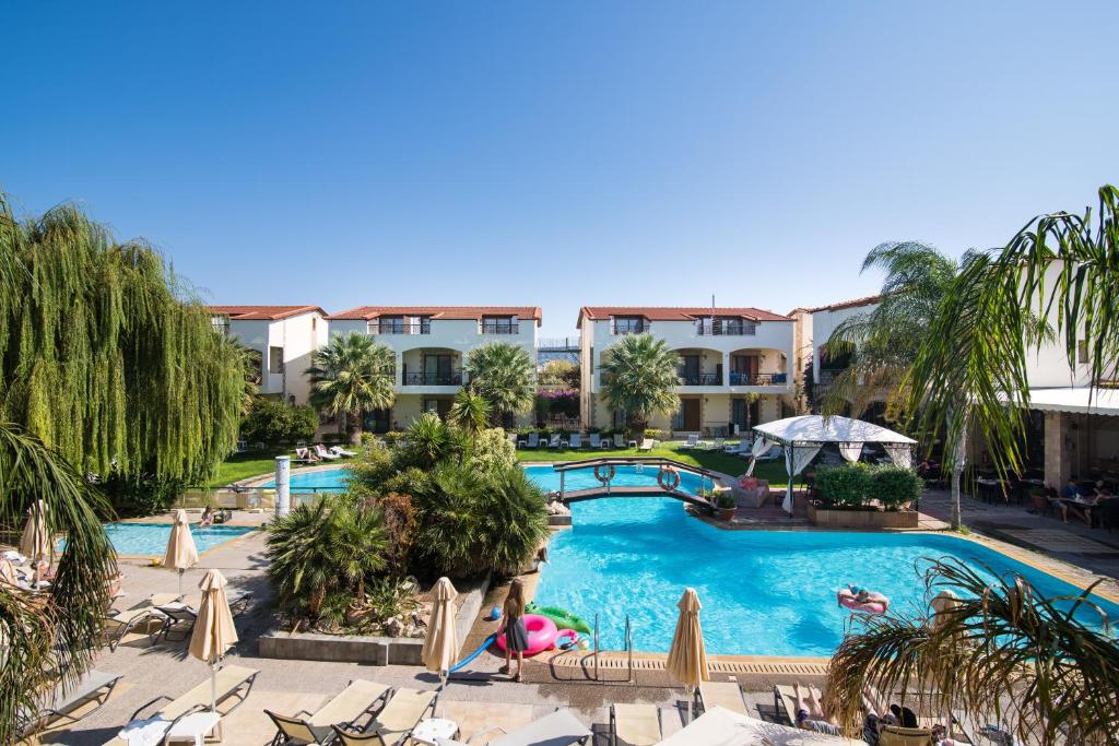 uma imagem de uma piscina num resort em Villas Duc - Rhodes em Ialyssos