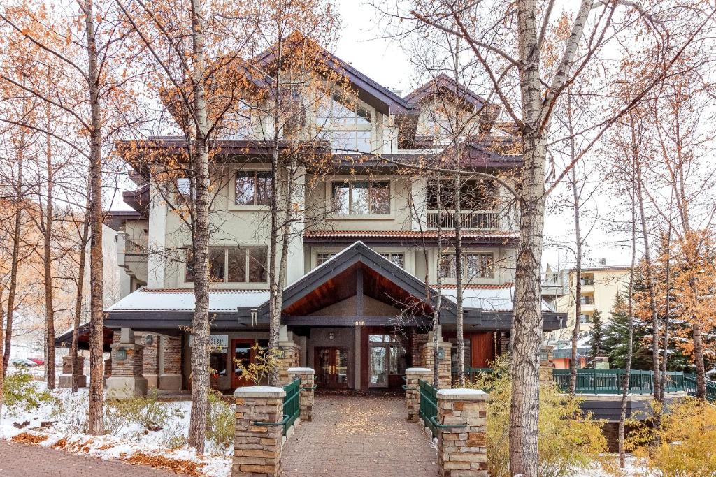 una grande casa in mezzo agli alberi di Mountain Village Dream a Telluride