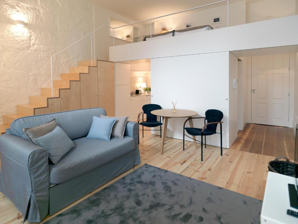 - un salon avec un canapé et une table dans l'établissement FLH Porto Modern Flat, à Porto