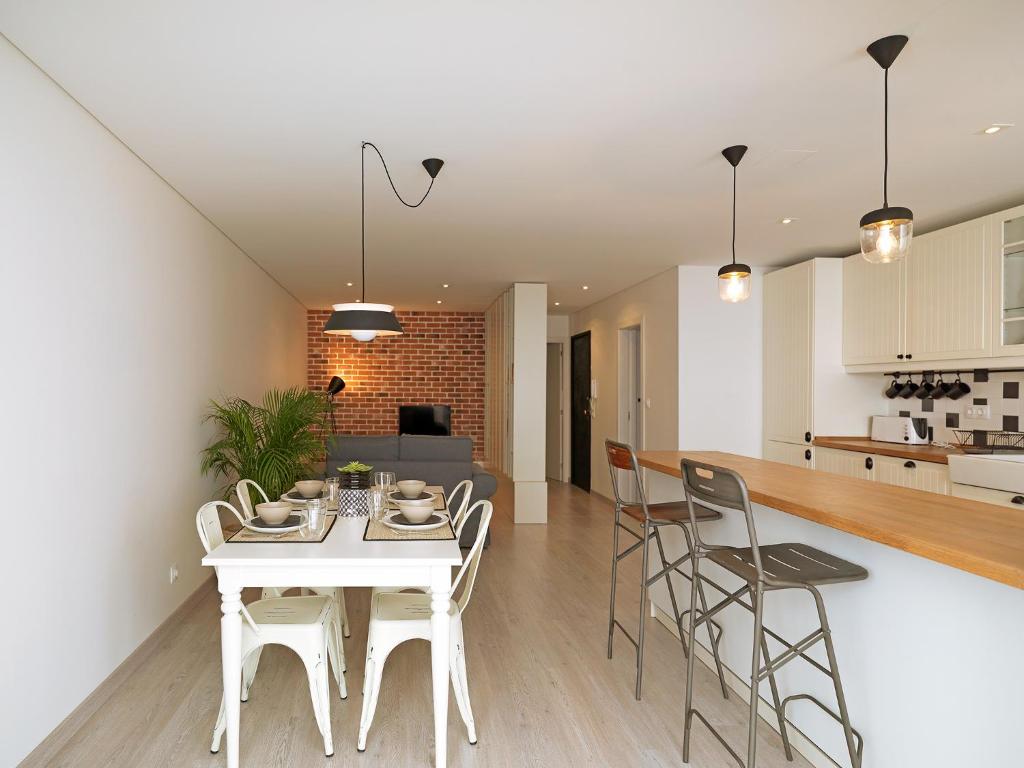 Kuchyň nebo kuchyňský kout v ubytování FLH Porto Trindade Cozy Flat