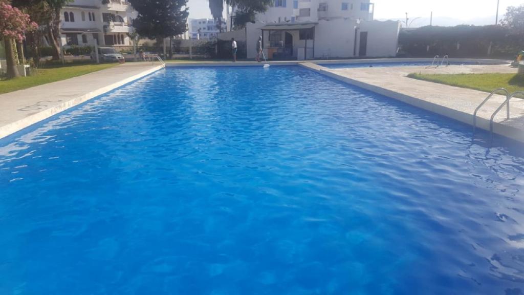 Bazén v ubytování Complexe Mouna Cabo Negro nebo v jeho okolí