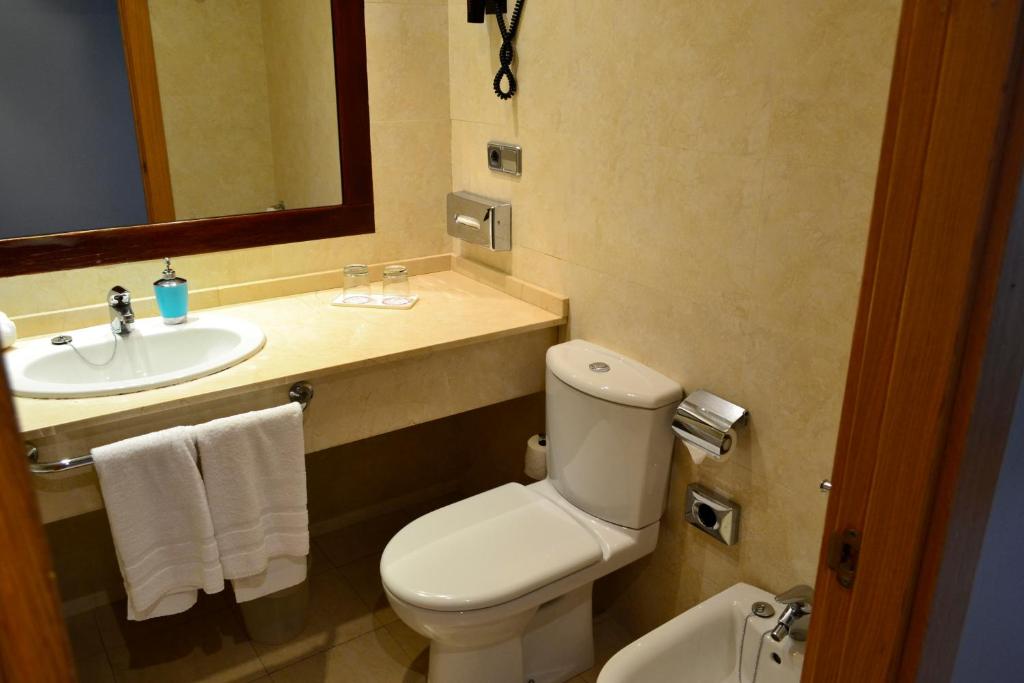 A bathroom at Hotel Alda Palacio Valdés
