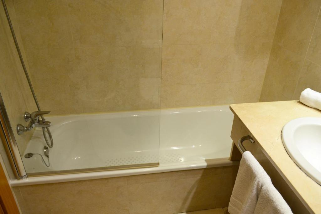 A bathroom at Hotel Alda Palacio Valdés