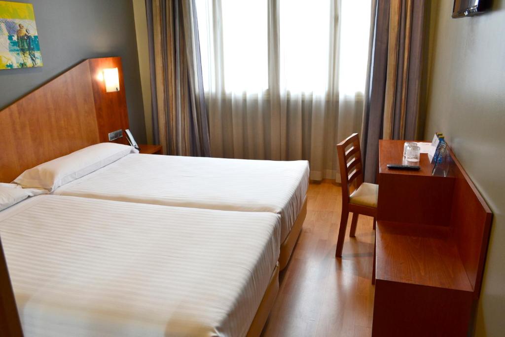 A bed or beds in a room at Hotel Alda Palacio Valdés