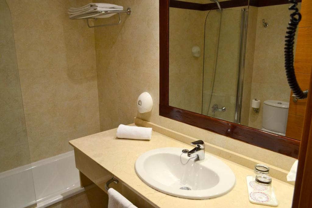 A bathroom at Hotel Alda Palacio Valdés