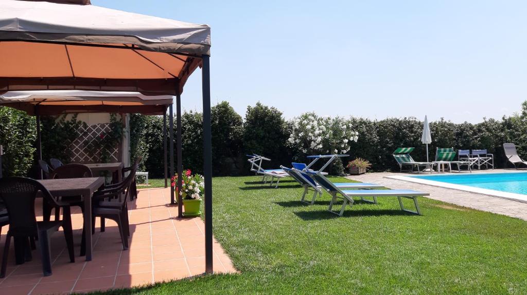 Basen w obiekcie La Casa delle Rondini lub w pobliżu