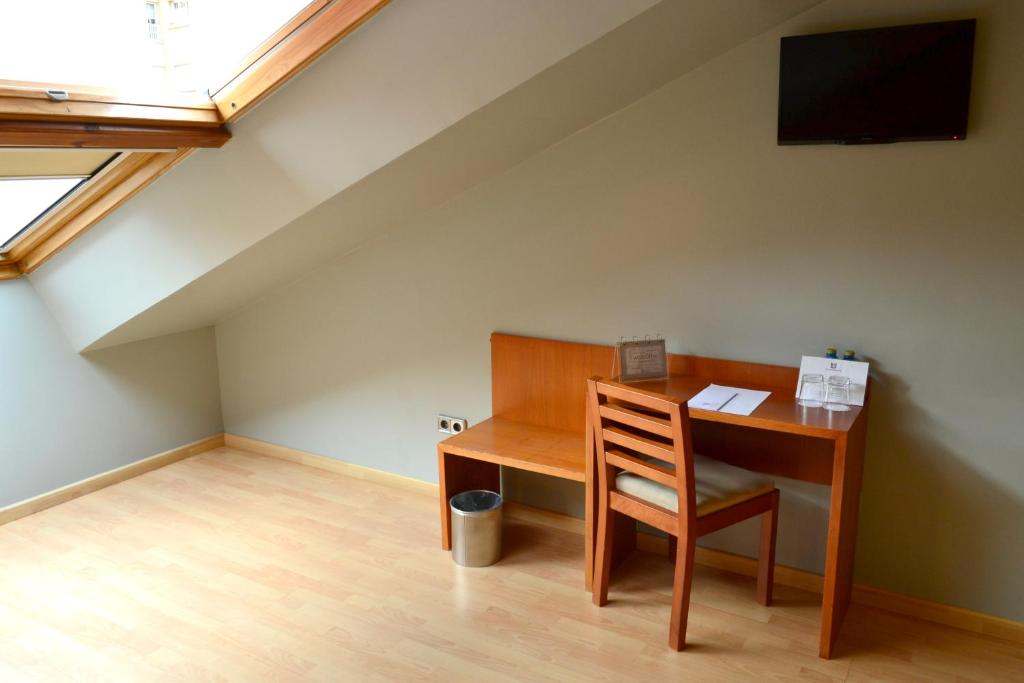 A television and/or entertainment centre at Hotel Alda Palacio Valdés