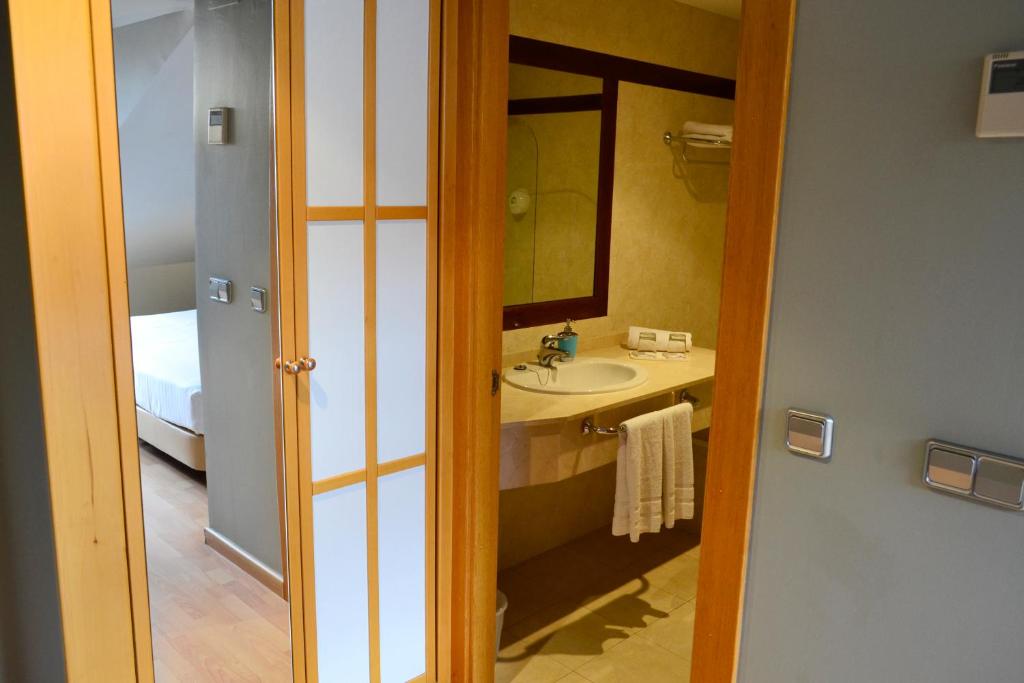 A bathroom at Hotel Alda Palacio Valdés