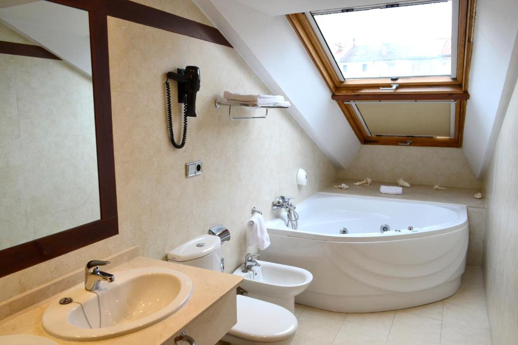 A bathroom at Hotel Alda Palacio Valdés