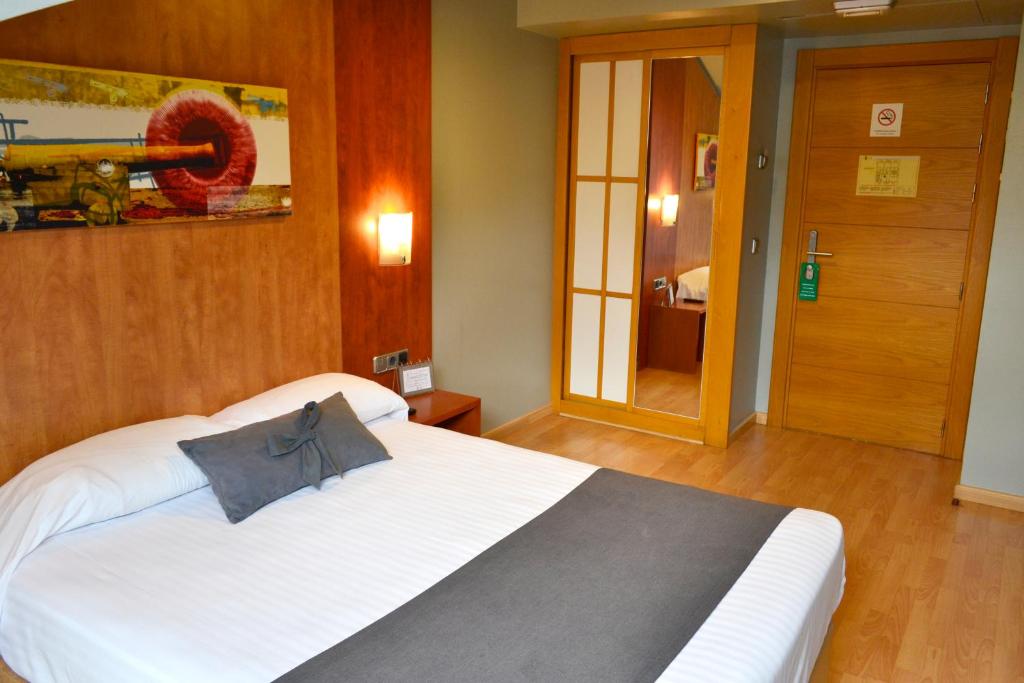 1 dormitorio con 1 cama blanca en una habitación en Hotel Alda Palacio Valdés, en Avilés
