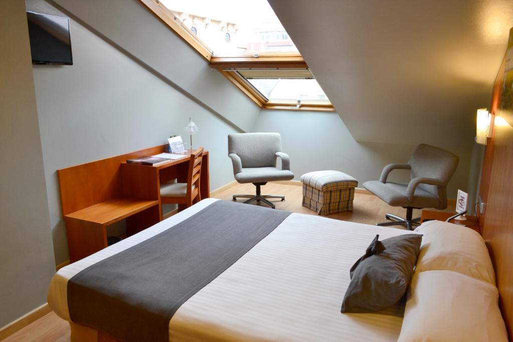 A bed or beds in a room at Hotel Alda Palacio Valdés