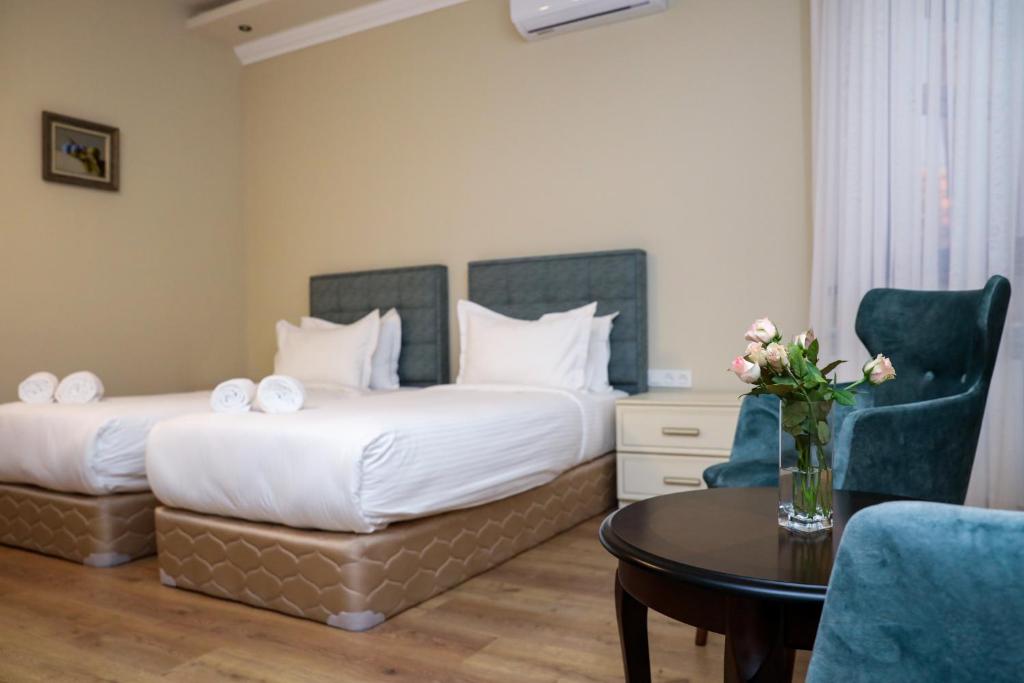 Postel nebo postele na pokoji v ubytování A Hotel Yerevan