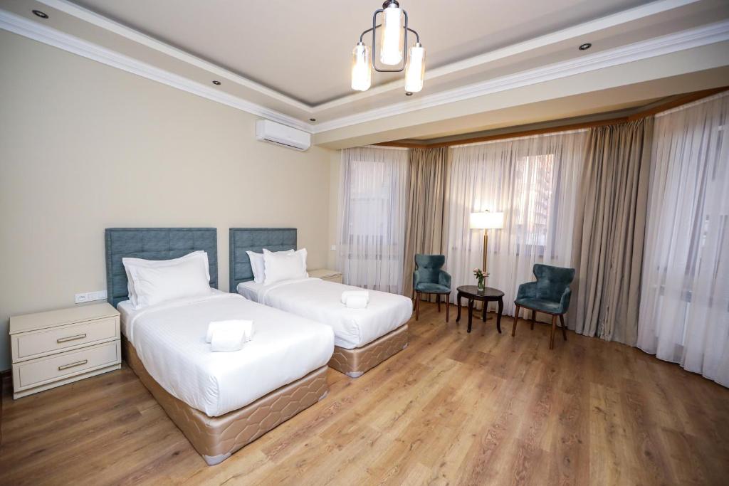 Postel nebo postele na pokoji v ubytování A Hotel Yerevan