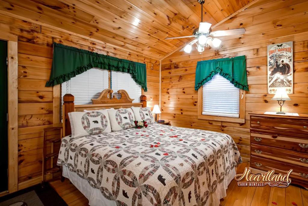 um quarto com uma cama num chalé de madeira em Romantic Retreat em Gatlinburg