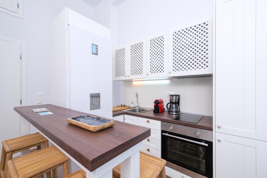Kuchyň nebo kuchyňský kout v ubytování Aelia Collection Suites - Adults Friendly