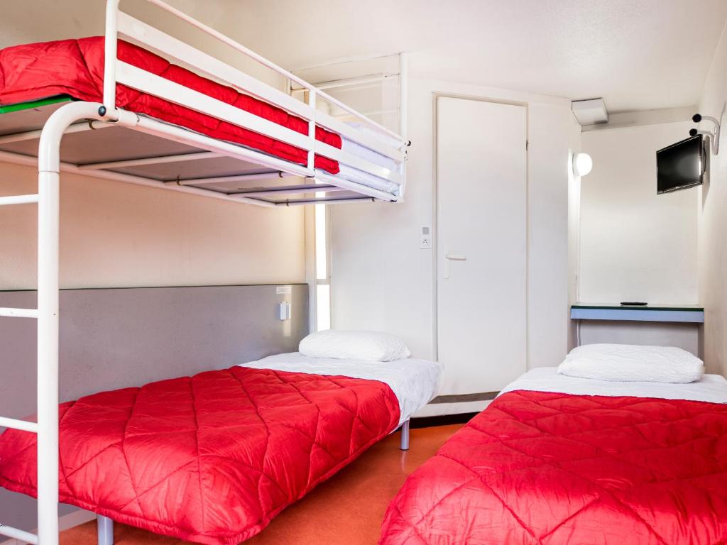 Postel nebo postele na pokoji v ubytování Première Classe Lille Sud Henin Beaumont