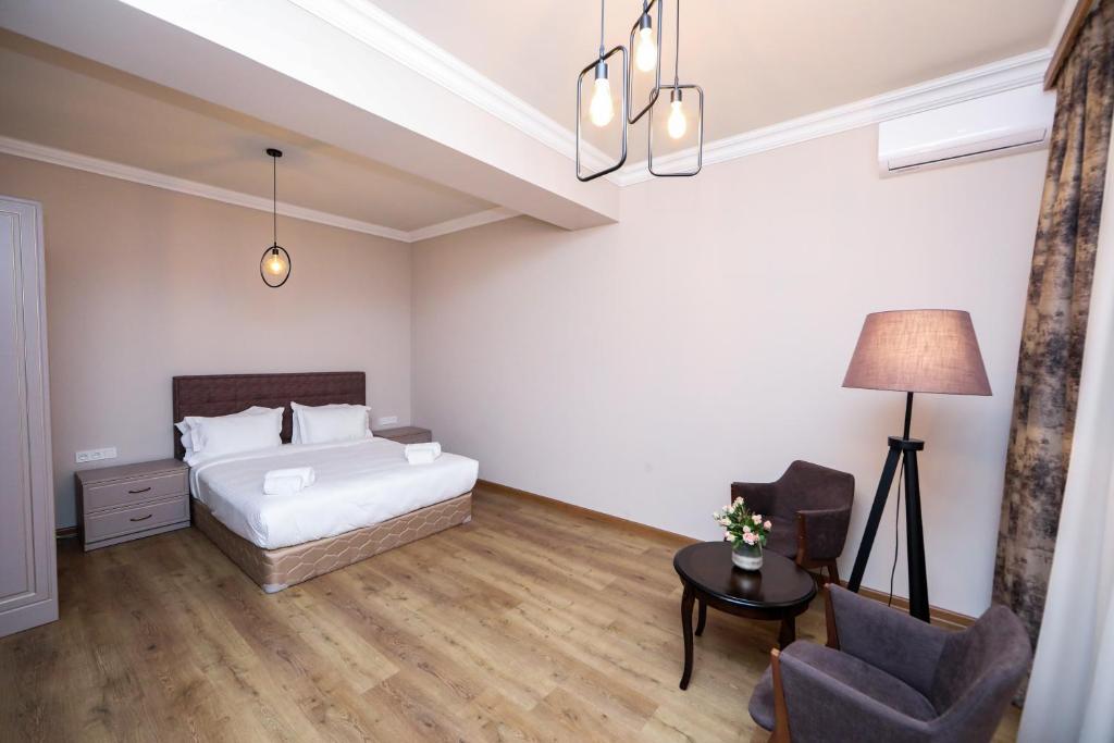 Postel nebo postele na pokoji v ubytování A Hotel Yerevan