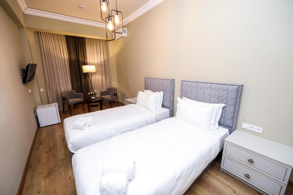 Postel nebo postele na pokoji v ubytování A Hotel Yerevan