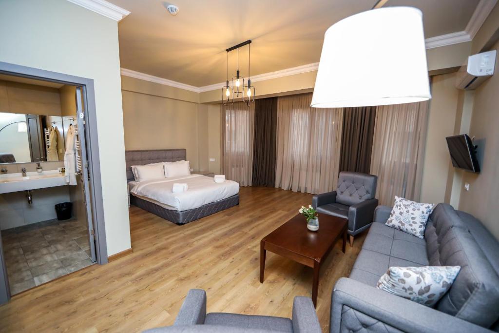 Postel nebo postele na pokoji v ubytování A Hotel Yerevan