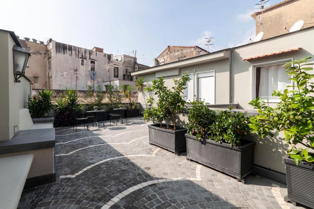 un patio con macetas en un edificio en DimorArt Design Accomodations in Napoli, en Nápoles