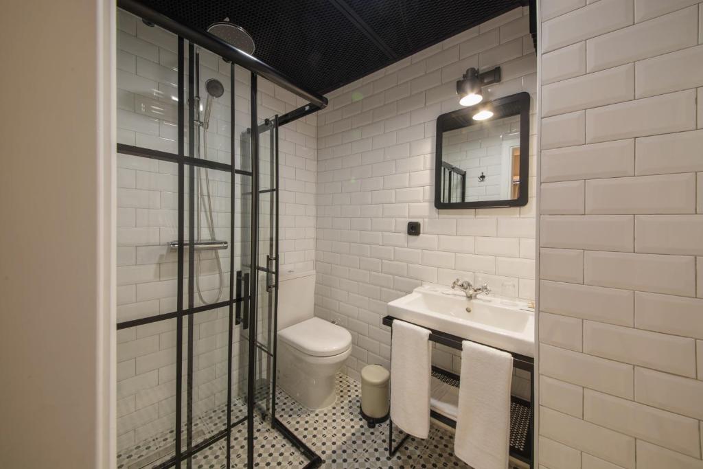 A bathroom at GARP HOTEL