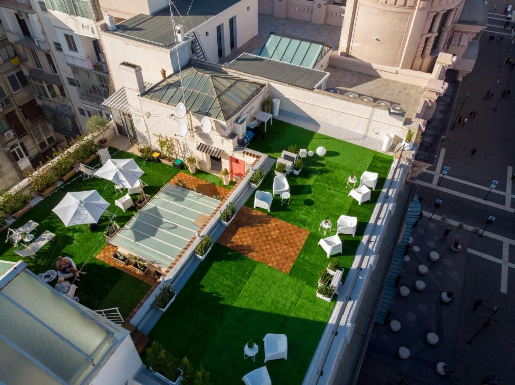 z góry widok na dom z trawnikiem w obiekcie B&B Sparano Luxury Suites w mieście Bari