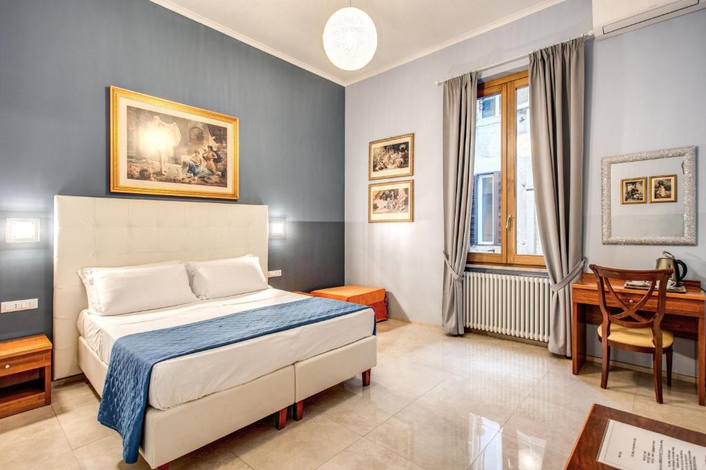- une chambre avec un lit et un bureau dans l'établissement La Residenza Suites, à Rome