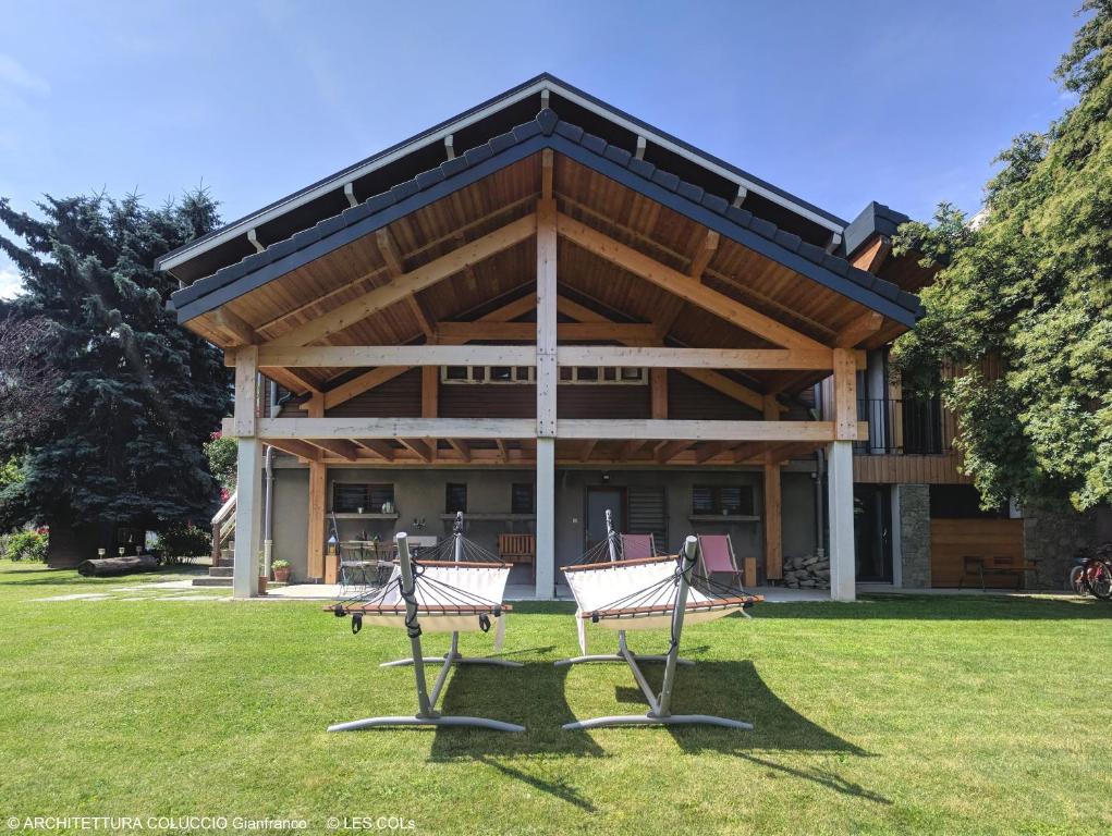 uma casa com dois bancos à sua frente em Chalet Les Cols - Chambres avec terrasse & jardin - proche de la nouvelle gare em Saint-Jean-de-Maurienne