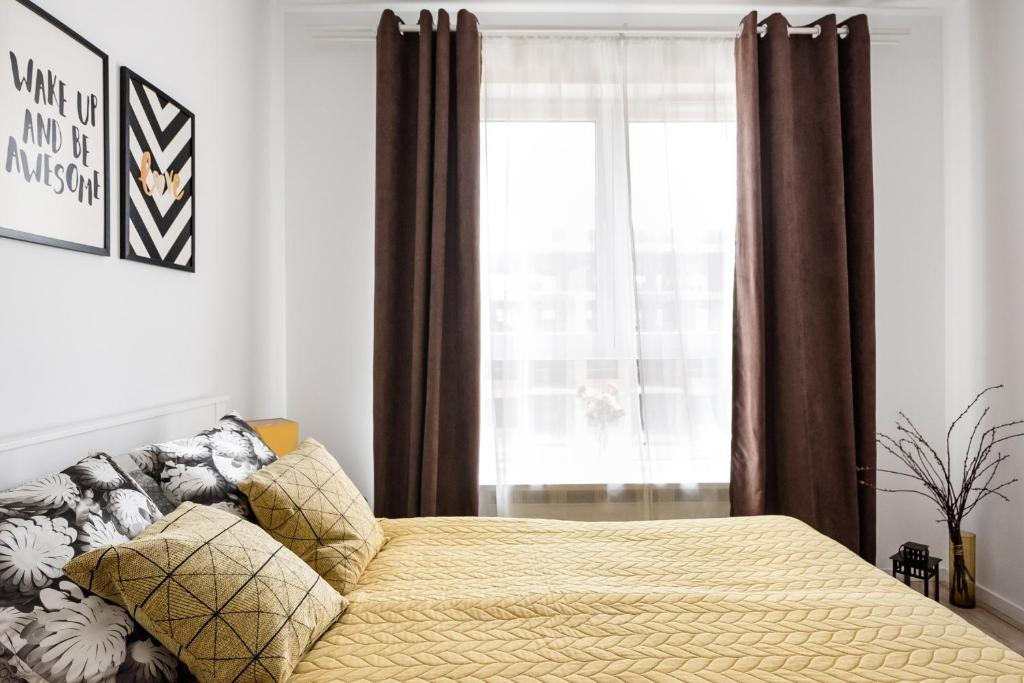 Łóżko lub łóżka w pokoju w obiekcie M&R Apartament Airport&Business Premium Komputerowa - underground garage - free WiFi - Netflix - self check-in - 5 min from Chopin Airport