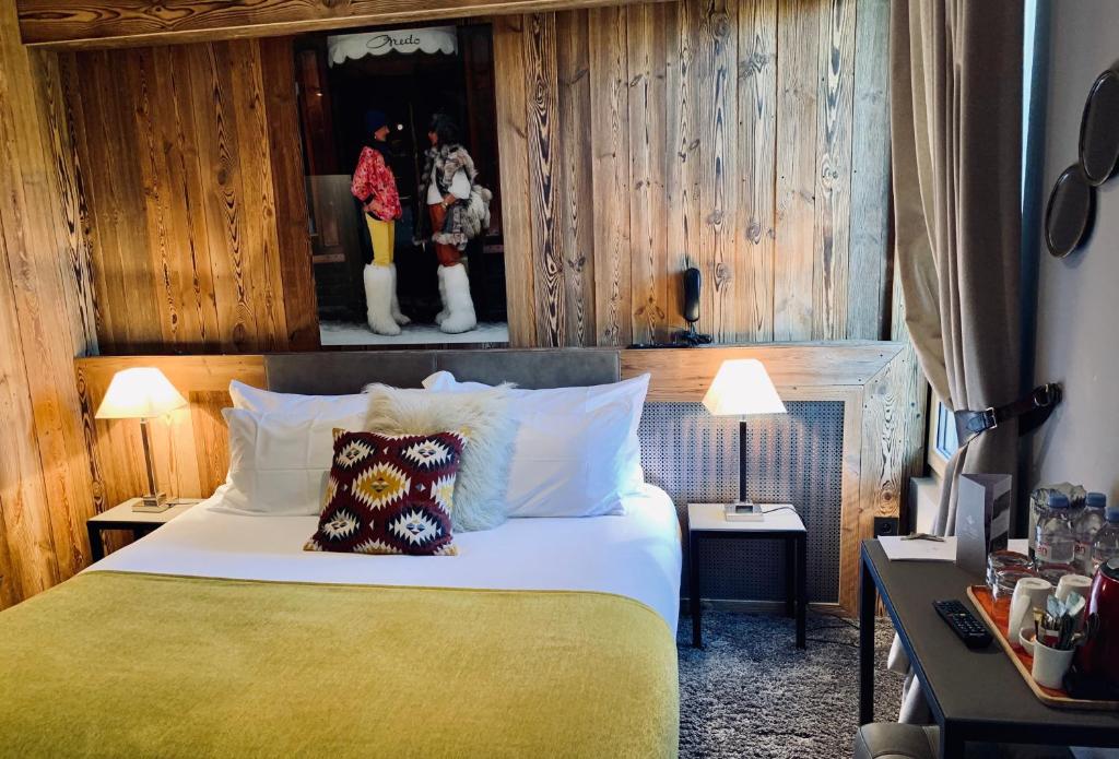 a bedroom with a bed and two tables with lamps at Coeur des Neiges in Saint-Gervais-les-Bains