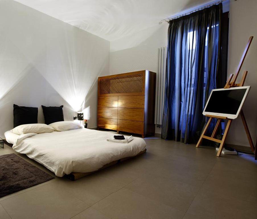sypialnia z łóżkiem i telewizorem w obiekcie Zenthe Small Luxury B&B w mieście Brindisi
