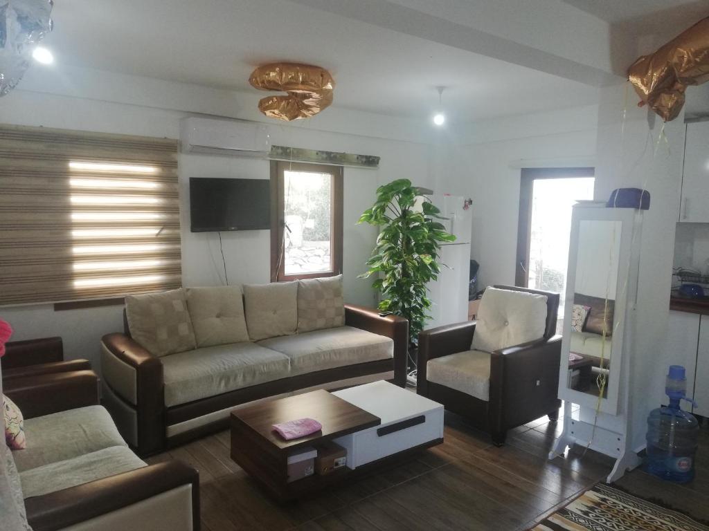 - un salon avec un canapé et une chaise dans l'établissement Albayrak Homes, à Bodrum City