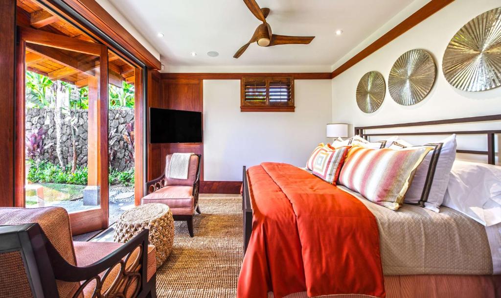 Postel nebo postele na pokoji v ubytování The Lodge at Kukuiula - CoralTree Residence Collection