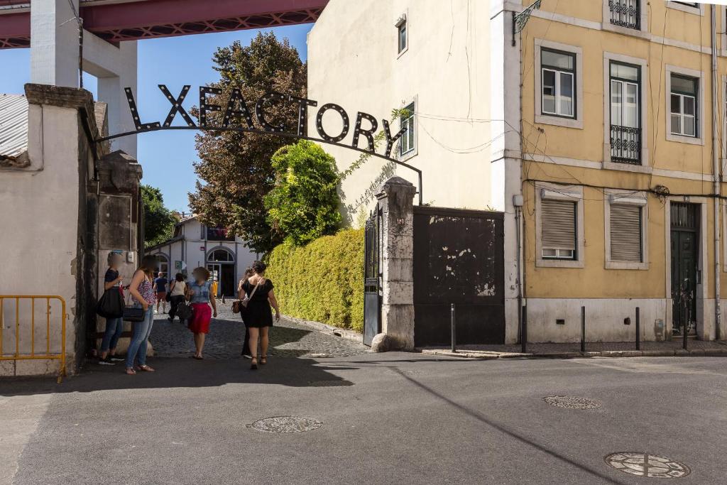 Un groupe de personnes marchant dans une rue dans l'établissement LxFactory Apartment, à Lisbonne