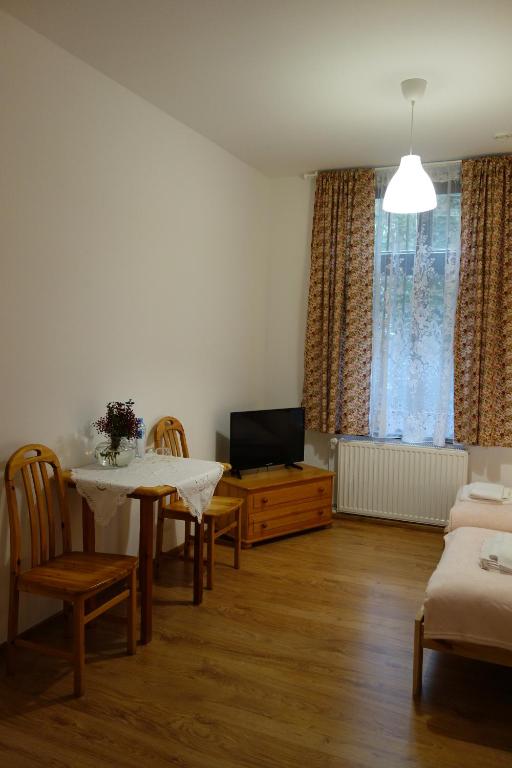 Dworek pod świerkami - 12