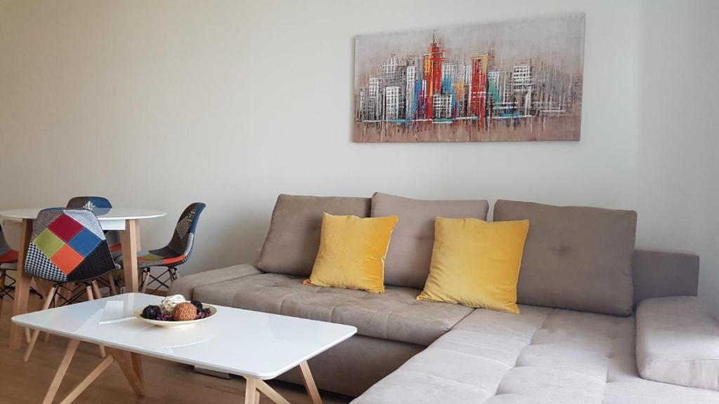 uma sala de estar com um sofá e uma mesa em Belgrade Waterfront Comfortable Apartment em Belgrado