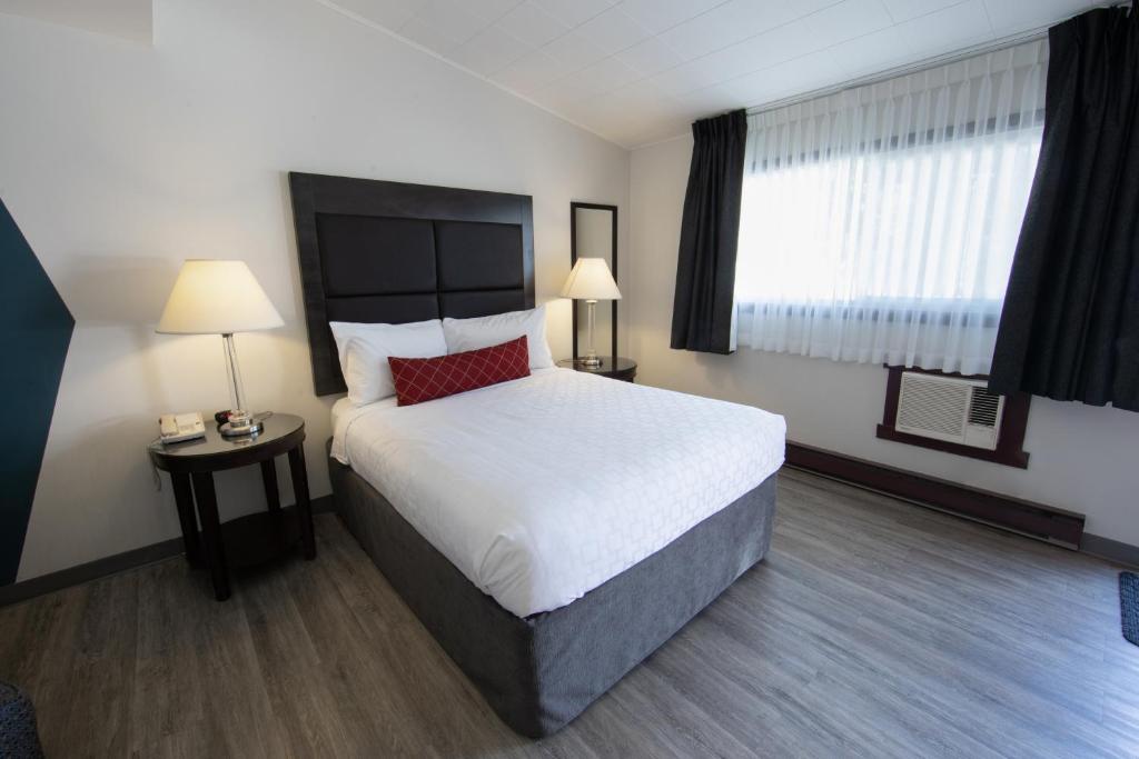 Postel nebo postele na pokoji v ubytování SureStay Hotel by Best Western Castlegar