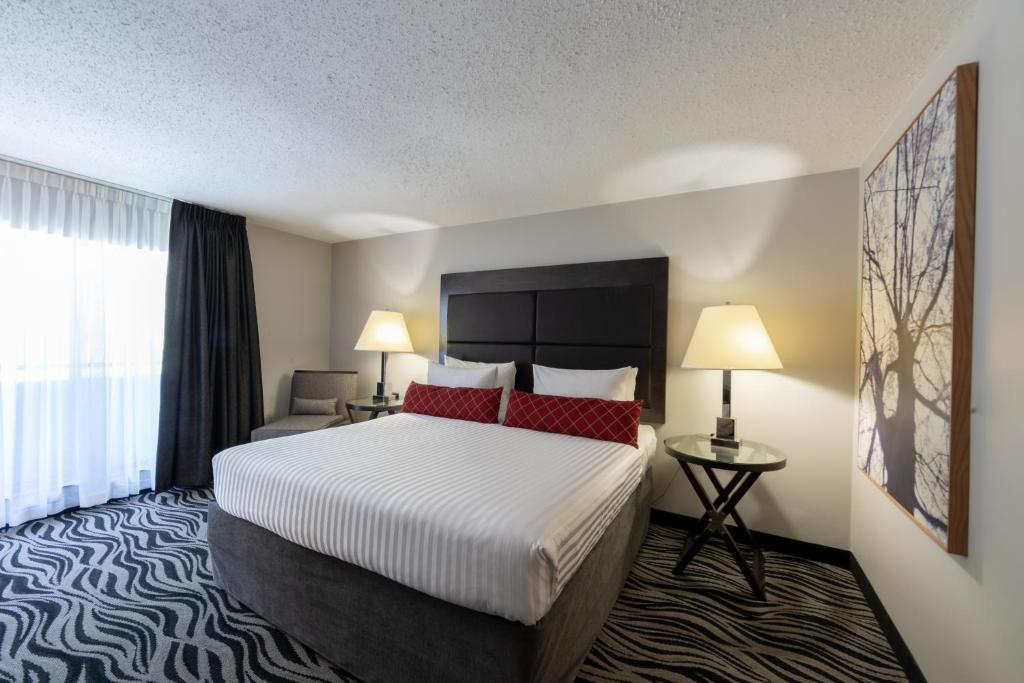 Postel nebo postele na pokoji v ubytování SureStay Hotel by Best Western Castlegar