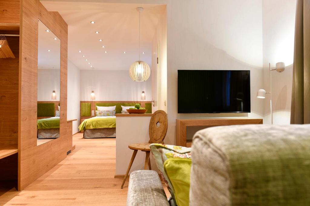 Postel nebo postele na pokoji v ubytování Romantik Hotel Markusturm