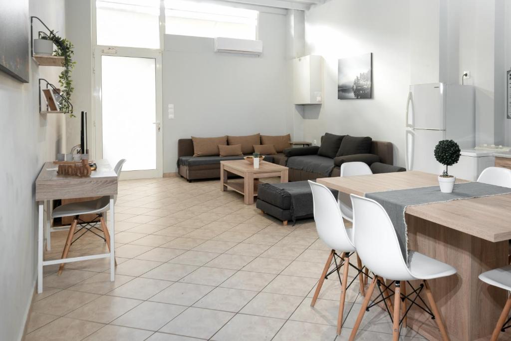 salon z kanapą i stołem w obiekcie Spacious apartment-600m from the subway w Atenach