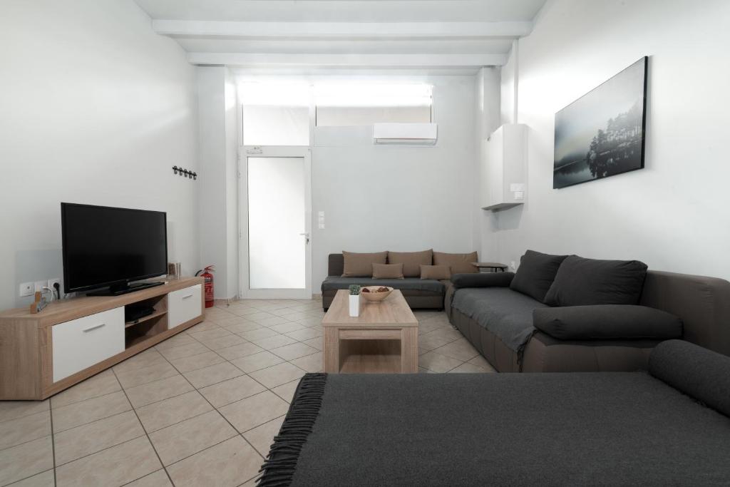 Telewizja i/lub zestaw kina domowego w obiekcie Spacious apartment-600m from the subway